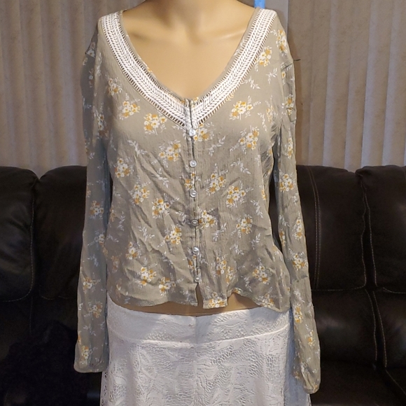 Hippie Rose Tops - Excellent condition Hippe Rose foral shirt small